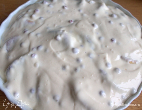 Сверху залейте сметанной смесью.