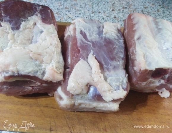 Промойте грудинку и нарежьте мясо на куски.