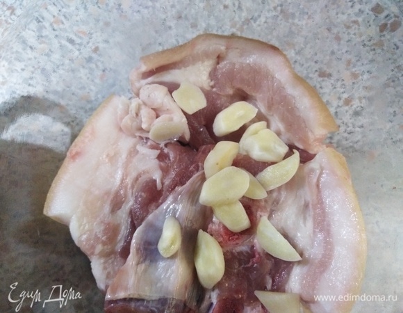 Выложите в банку и засыпьте нарезанными пластинами чеснока.