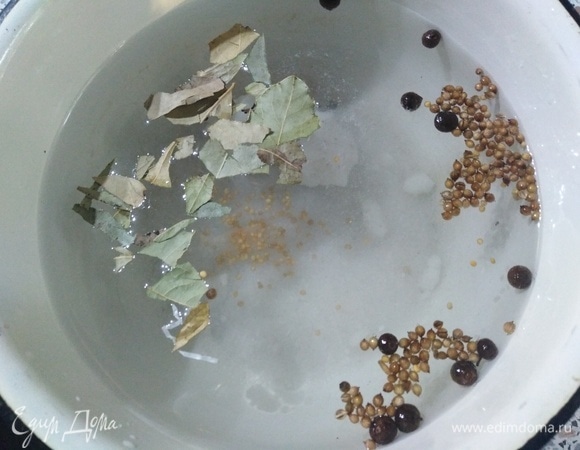 В воду добавьте соль, лавровый лист, кориандр, зерна горчицы и душистый перец. Кипятите рассол в течение 5 минут.