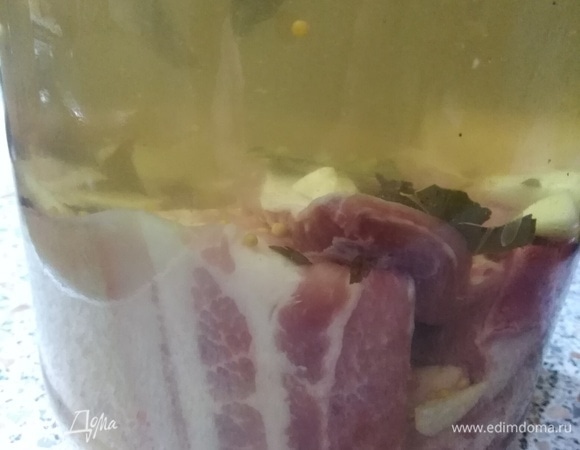 Залейте остывшим рассолом грудинку и уберите емкость в холодильник на 24 часа.