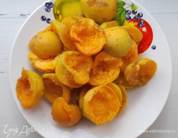 Разделите пополам и выньте косточки.