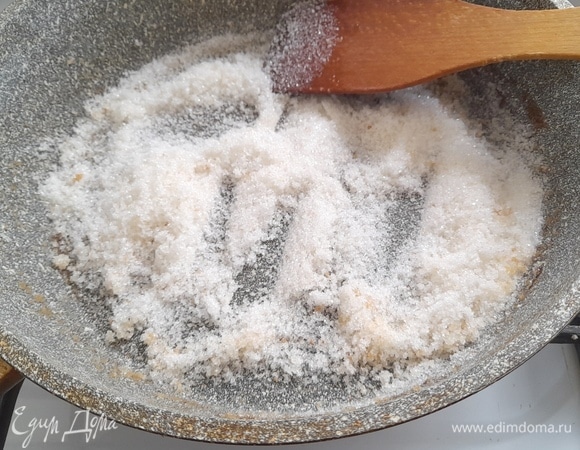 Сахар высыпьте в форму для запекания (у меня 24 см) и нагрейте на среднем огне.