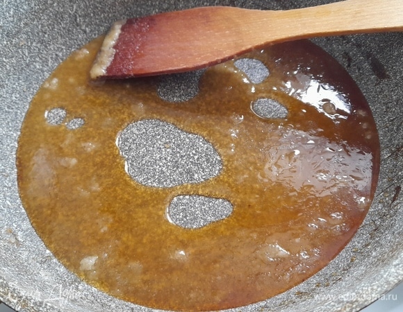 Нагревайте сахар, мешая его лопаткой, пока полностью не расплавится.