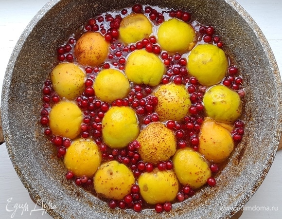 В карамель выложите половинки абрикосов. Между ними разложите красную смородину.