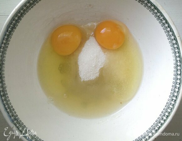 Для теста соедините яйца, сахар, соль, ванилин и взбейте все до однородности.
