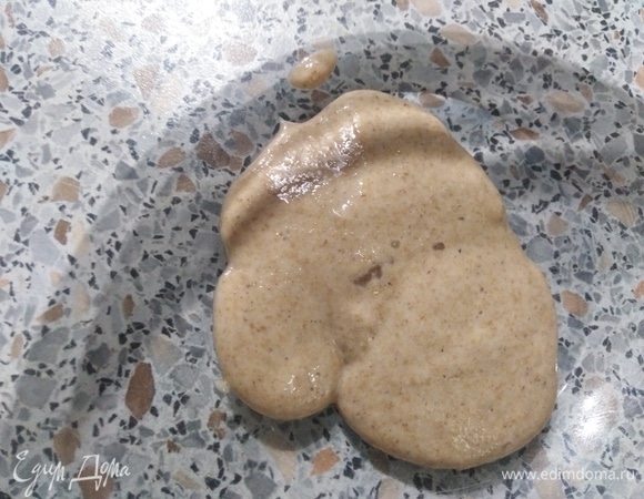 Отправьте в миску ржаную закваску.