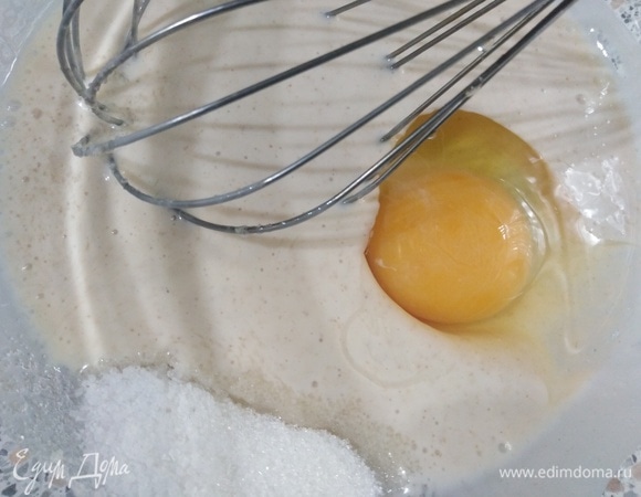 Добавьте яйцо и всыпьте соль и сахар.