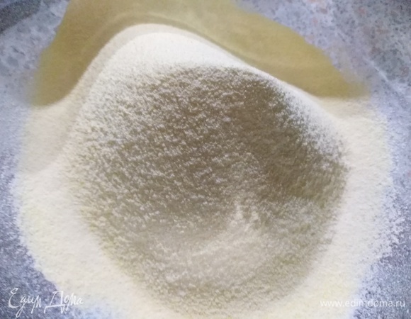 В отдельную посуду просейте кукурузную муку.