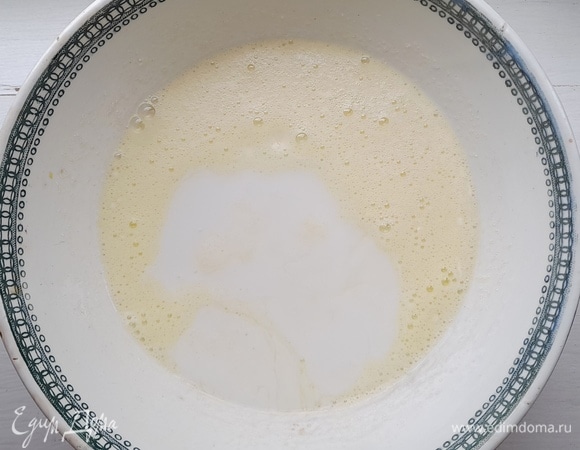 Влейте слегка подогретый кефир и перемешайте.