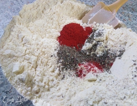 Добавьте в муку паприку и базилик.