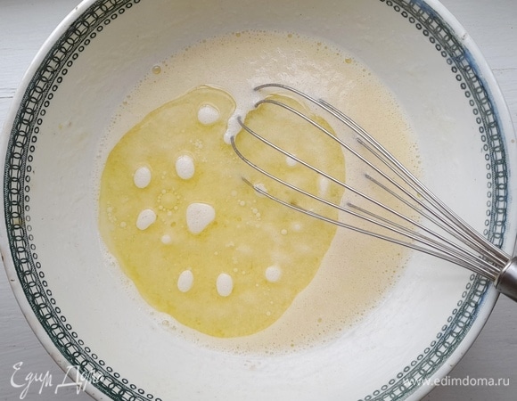 Затем растительное масло и снова перемешайте.