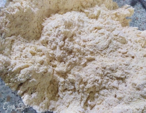 Перемешайте массу руками.