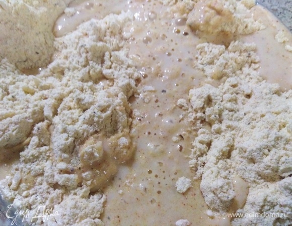 Затем влейте жидкую основу.