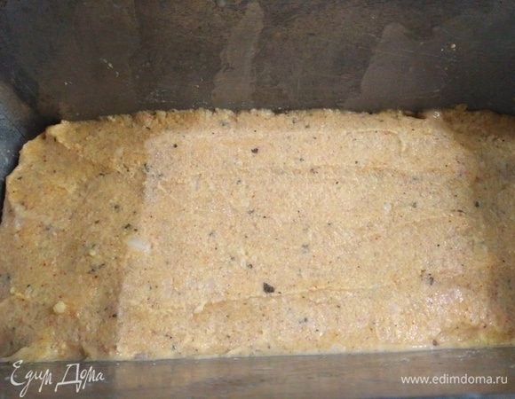 Выложите его в смазанную форму и накройте пленкой.