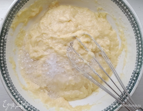 Добавьте соду, гашенную уксусом, и тщательно перемешайте.