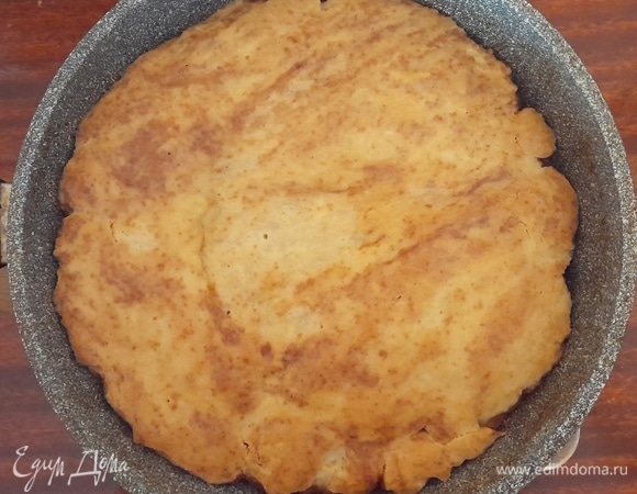 Готовый пирог достаньте из духовки и полностью остудите его в форме.