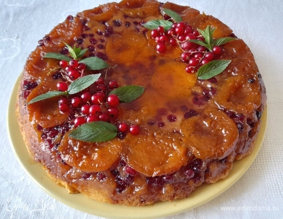 Для украшения вымойте веточки красной смородины и листики мяты, обсушите их бумажным полотенцем. Затем украсьте пирог.