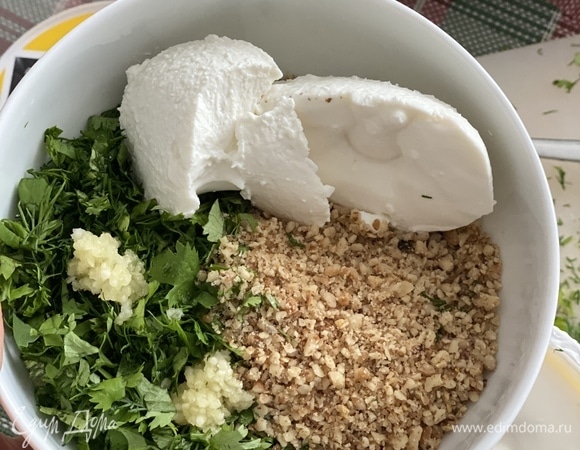 Для начинки смешайте измельченную зелень, рикотту, орехи и чеснок (выдавите через пресс). Добавьте соль и перец по вкусу.