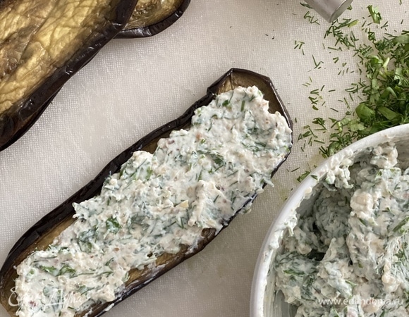 Выложите на каждый кусочек баклажанов по 1 ч. л. начинки с горкой, распределите ее по всей поверхности и сверните рулетики.