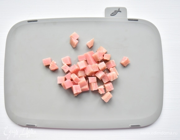 Филе тунца размозьте, выложите на бумажное полотенце для удаления лишней влаги. Нарежьте тунца на небольшие кубики и замаринуйте в мелко нарубленном перце чили, свежем имбире, чесноке, зелени кинзы, соевом соусе и соке лайма.