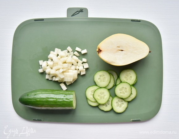 Грушу нарежьте мелкими кубиками, предварительно удалив сердцевину с семенами. Огурец нарежьте кружочками как можно тоньше. Огуречные слайсы слегка посолите.