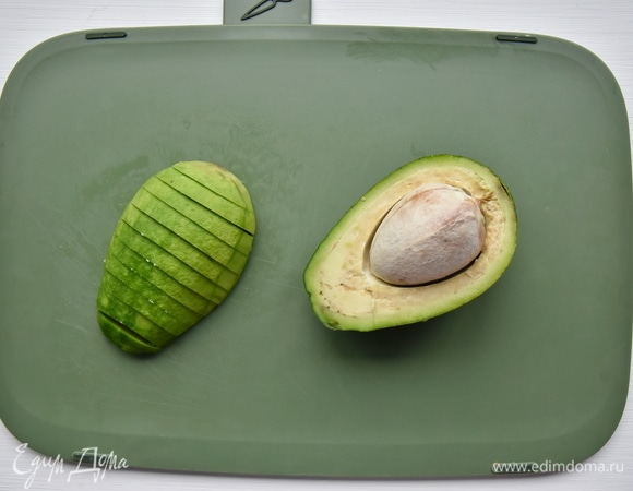 Авокадо освободите от кожицы и косточки, нарежьте ломтиками и также замаринуйте в соке лайма с солью и перцем.