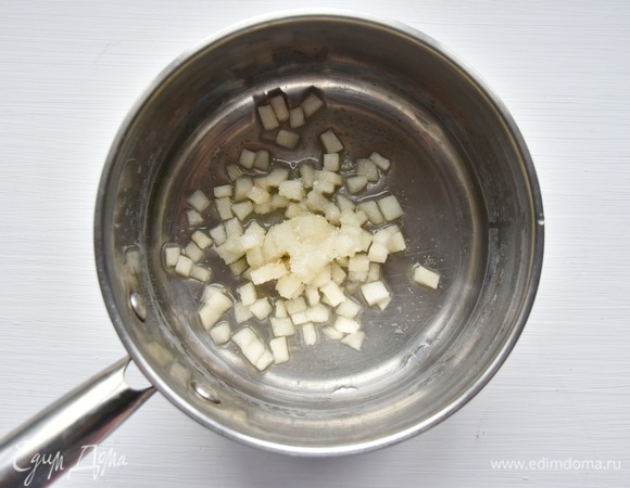 В сотейнике смешайте сахар и рисовый уксус, добавьте нарезанную мелкимими кубиками грушу и проварите заправку для риса на среднем огне 2–3 минуты.