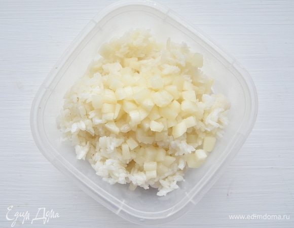 Рис промойте под проточной холодной водой до тех пор, пока мутная вода не станет светлой и чистой. Крупу залейте холодной водой из расчета 1:1,5 и посолите. На сильном огне доведите воду до кипения, накройте кастрюлю крышкой, уменьшите огонь до минимума и варите рис до готовности в течение 20 минут. Слегка остудите крупу. Заправьте рис маринадом с грушей и перемешайте.