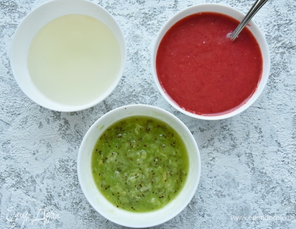 Количество сахара берите на свое усмотрение. Свежую клубнику можно заменить мороженой ягодой или ягодным пюре. У меня замороженное ягодное пюре без сахара. Из лимона выжать сок и смешать его с водой, всыпать 2 ст. л. сахара и размешать до полного растворения. Клубничное пюре смешать с 2 ст. л. сахара. Киви очистить от кожуры, размять вилкой до консистенции пюре и добавить оставшуюся часть сахара.