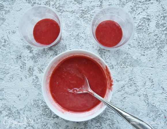 Подготовить формы или одноразовые пластиковые стаканы. Первым слоем выложить клубничное пюре и поставить в морозильную камеру на два часа.
