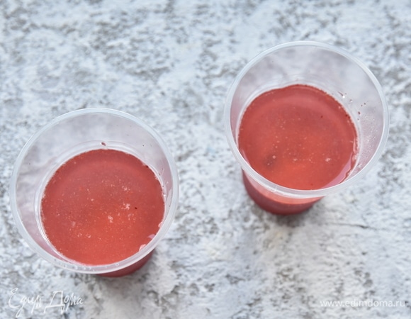 После того как ягодное пюре замерзнет, сверху на него вылить лимонную воду с сахаром и снова заморозить.