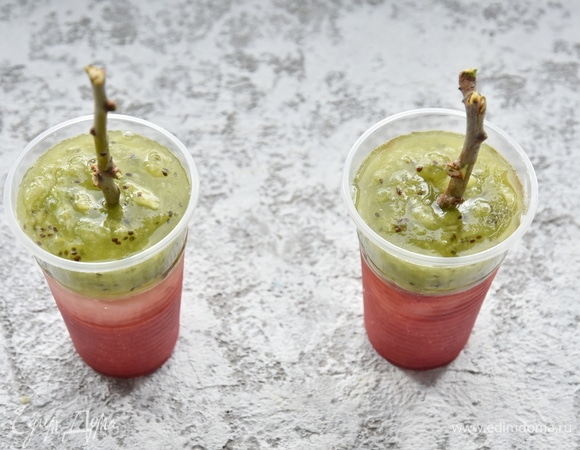 Последним слоем добавить пюре из киви. В середину формы установить палочки и отправить фруктовый лед в морозильную камеру до полного замораживания. При извлечении фруктового льда из форм достаточно опустить их на несколько секунд в теплую воду.