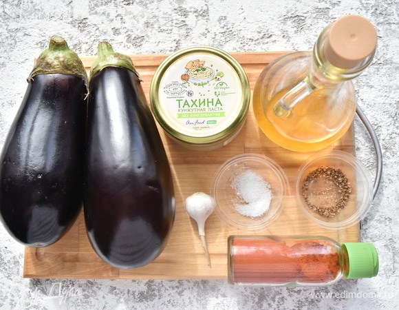 Подготовить продукты. Пасту тахини можно приготовить самостоятельно или купить готовый продукт.