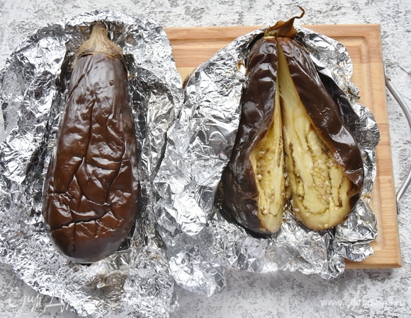 Дать баклажанам остыть, затем освободить печеную мякоть от кожуры. В большинстве рецептов мякоть измельчают вместе с семенами, я предпочитаю удалять семена, особенно если это зрелый овощ и семена твердые.