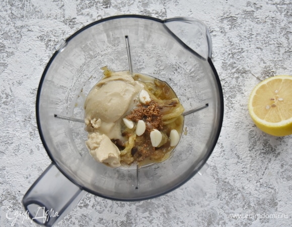 Теперь о текстуре пюре: если любите неоднородную, можно размять баклажаны вилкой. Если предпочитаете гладкую и пастообразную, измельчите мякоть с помощью блендера. Вместе с баклажанами добавьте в чашу блендера чеснок, соль, сок лимона, кориандр, кунжутную пасту.