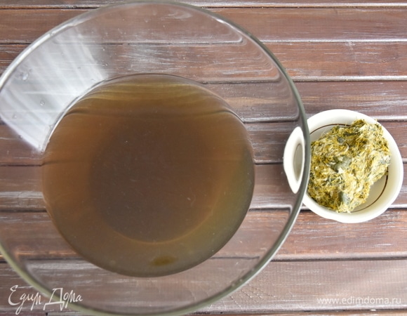 Процедить отвар через сито и хорошо отжать гущу. Цветы больше не потребуются. Измерить количество отвара.