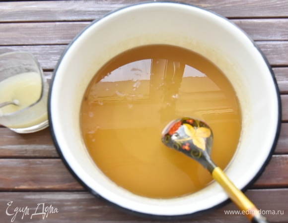 Нужное количество сахара зависит от количества полученного отвара (на 2,5 стакана отвара — 2,5 стакана сахара). Варить варенье в несколько этапов на медленном огне по 10 минут, после каждого этапа полностью остужая сироп. На третьем этапе влить сок одного большого лимона с размешанным в нем желирующим веществом. После добавления лимонного сока сироп станет более светлым и желтым. Как и в обычном варенье, при варке сиропа образуется пена, ее можно снять, но, так как в ней находится пектин, можно просто разбить ее венчиком и вмешать в сироп.