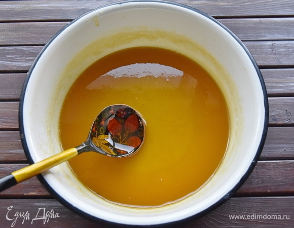 Количество этапов варки зависит от желаемой густоты сиропа. Подготовить стерильные баночки и крышки. На последнем этапе дать сиропу закипеть и разлить его по подготовленным банкам. Перевернуть их вверх дном и накрыть полотенцем. Оставить до полного остывания.