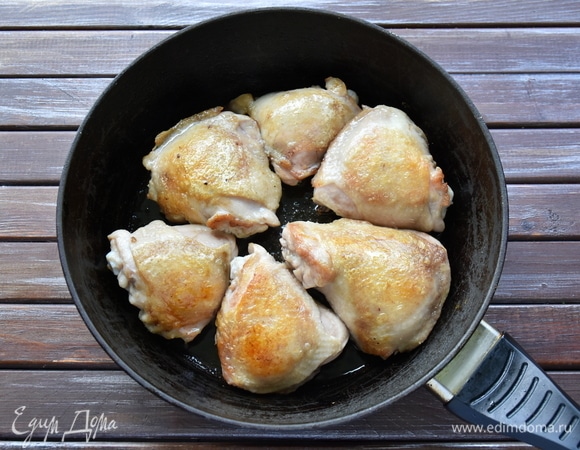 В раскаленной сковороде с растительным маслом обжарить курицу со всех сторон до аппетитной румяности.