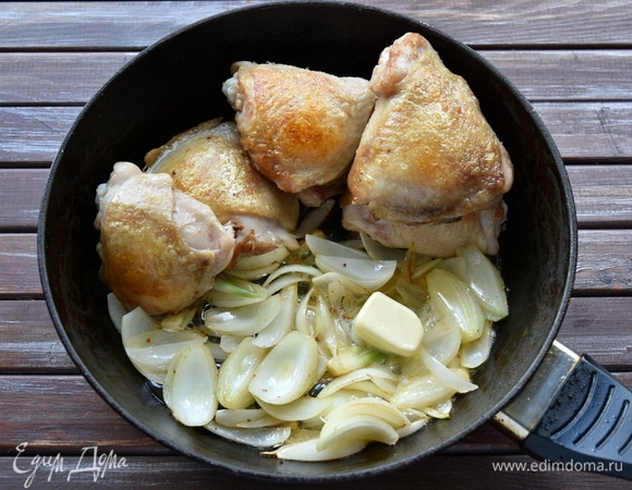 Добавить крупно нарезанный лук и обжарить еще 2 минуты. Добавить сливочное масло.