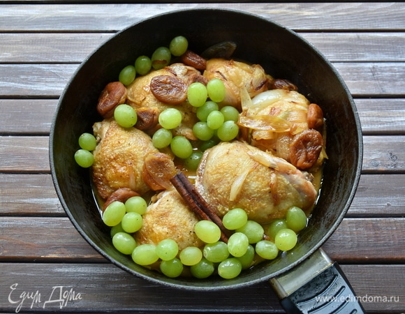 Добавить виноград, курагу, палочку корицы. Накрыть сковороду крышкой и оставить блюдо тушиться на медленном огне минут 20.