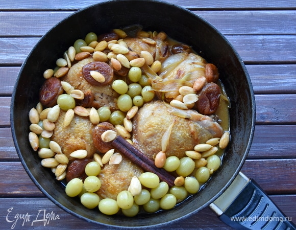 За пять минут до готовности добавить миндаль. Можно довести блюдо до готовности в духовке под грилем для более румяной корочки.