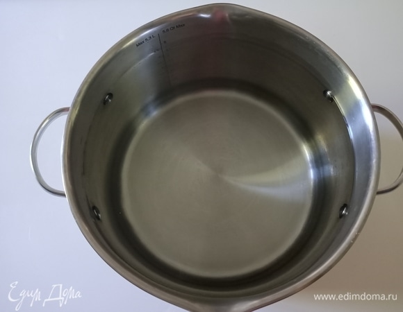 В глубокую кастрюлю налить воду. Поставить на огонь и дать воде закипеть.