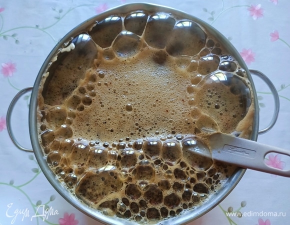 Затем добавить сахар (количество можно менять по своему усмотрению, регулируя сладость), цикорий (6 ст. ложек без гоки) и лимонную кислоту (нужна для стабилизации кислотности сусла, она не только улучшает вкус, но и способствует брожению кваса). Перемешать, дать остыть при комнатной температуре до 37–40°C. Проверить температуру при отсутствии кухонного термометра можно так: капните жидкость на запястье — если капля чуть теплая, то вода охладилась до нужной температуры.