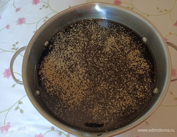 Когда настой из цикория остынет, необходимо рассыпать сухие дрожжи по его поверхности. Подождать пару минут, пока дрожжи напитаются влагой, и перемешать.