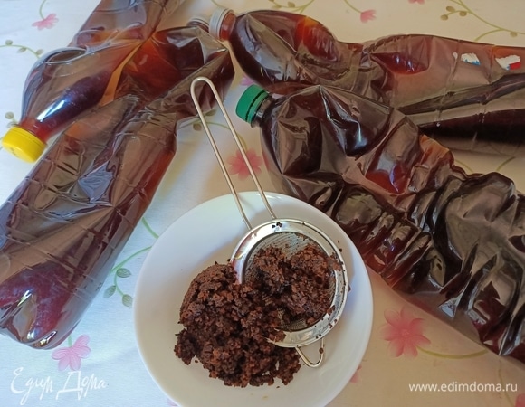 Затем квас необходимо процедить и перелить в чистые пластиковые бутылки, наполнив их наполовину. Перед закручиванием бутылку необходимо аккуратно сдавить, чтобы жидкость оказалась возле самого горлышка (это предотвратит доступ кислорода), и оставить при комнатной температуре до тех пор, пока бутылки не выпрямятся и не станут твердыми.