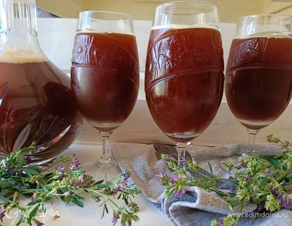 Теперь остается поставить бутылки с квасом в холодильник или в подвал. Оставить на 3–4 часа охладиться — и можно пробовать. Вместо пластиковых бутылок можно использовать и стеклянные банки с капроновыми крышками, но тогда стои учесть, что срок хранения напитка уменьшится и он станет менее газированным, но на вкус это никак не повлияет. Приятного аппетита!