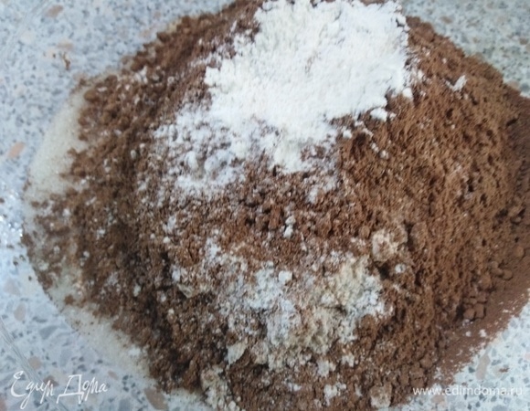 В муку добавить какао, соль, 2 ст. л. сахара, разрыхлитель. Смешать.