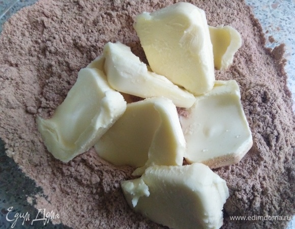 Затем в тесто положить размягченное сливочное масло, перемешать.